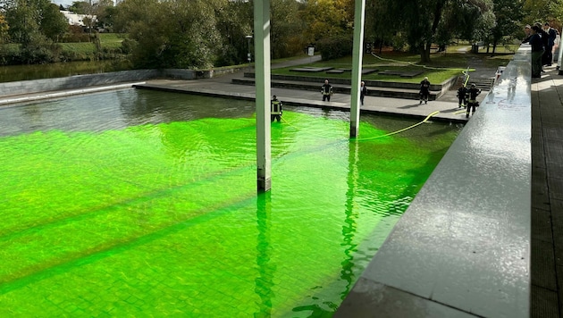 Der Brunnen entlang der Traisen vor dem Landhaus in St. Pölten wurde mit giftgrüner Farbe getränkt. (Bild: weichhart)