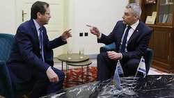 Nehammer beim Austausch mit Israels Präsident Yitzhak Herzog (links). (Bild: BUNDESKANZLERAMT/DRAGAN TATIC)