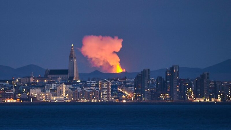 2021 war ein Vulkanausbruch auf der Halbinsel Reykjanes von Reykjavik aus deutlich zu sehen. (Bild: APA/AFP/Halldor KOLBEINS)