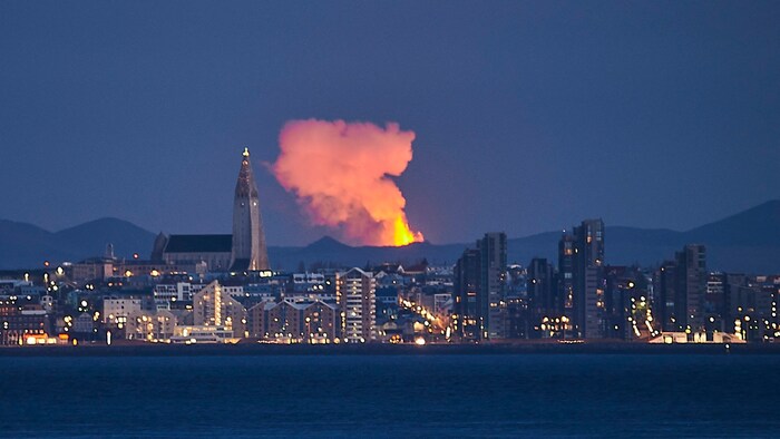 2021 war ein Vulkanausbruch auf der Halbinsel Reykjanes von Reykjavik aus deutlich zu sehen.