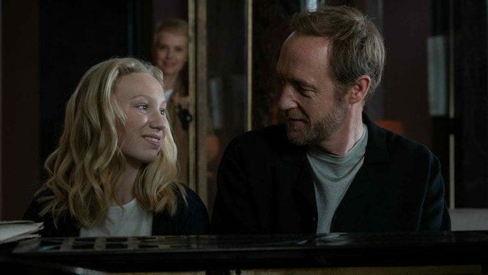 Helena Zengel, bekannt aus „Systemsprenger“, spielt die verschwundene Tochter in „Die Therapie“.