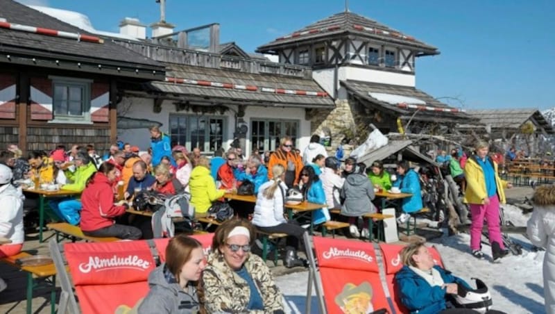 Sonnenanbeter auf der Sonnenterrasse bei der Gamskogelhütte am Katschberg. (Bild: ROLAND HOLITZKY)