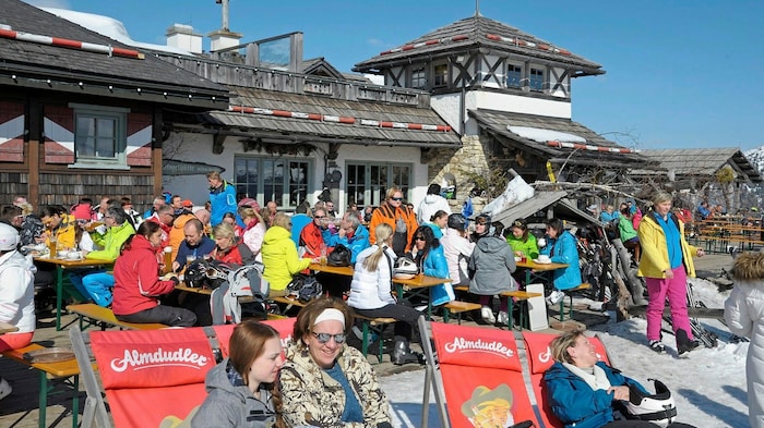 Sonnenanbeter auf der Sonnenterrasse bei der Gamskogelhütte am Katschberg.