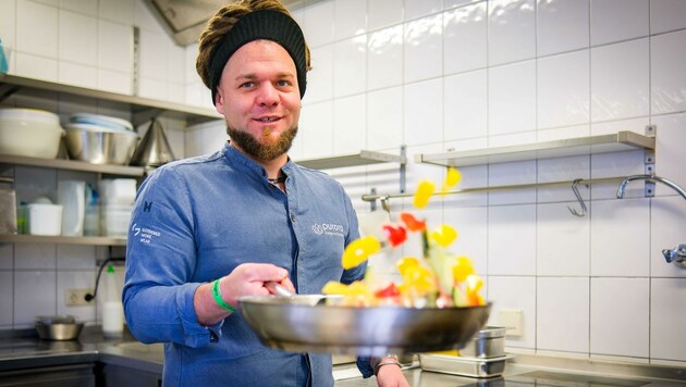 Christoph „Krauli“ Held unterstützt Schülerinnen und Schüler beim Aufbau eines modernen Gastro-Betriebs im Pop-up-Format in Ischl (Bild: Einöder Horst)