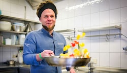 Christoph „Krauli“ Held unterstützt Schülerinnen und Schüler beim Aufbau eines modernen Gastro-Betriebs im Pop-up-Format in Ischl (Bild: Einöder Horst)