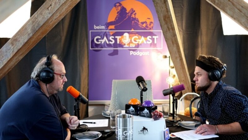 Eigentlich ein „Podgast“: Kabarettist Günther Lainer und Chefkoch Christoph „Krauli“ Held bei der Aufnahme des Podcast-Formats „Beim Gast zu Gast“, ab 14. November im Stream. (Bild: ZVg)