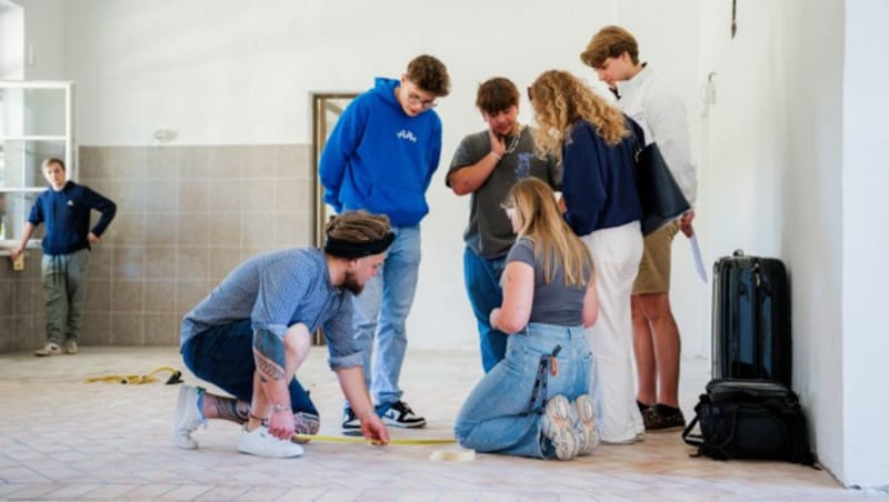 Schüler und „Krauli“ beim Besichtigen der neuen Location (Bild: Edwin Husic)