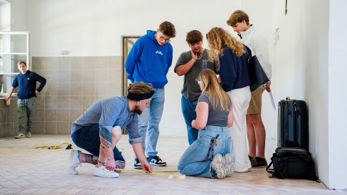 Schüler und „Krauli“ beim Besichtigen der neuen Location