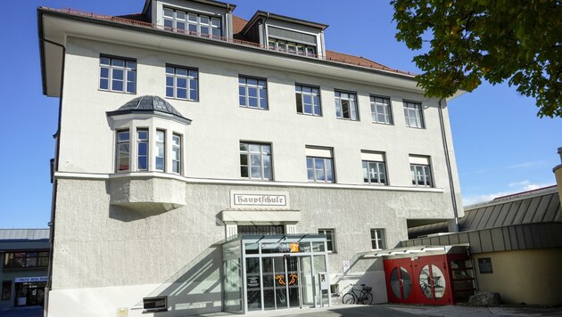 Die Mittelschule 1 in Wörgl wurde vor knapp 100 Jahren erbaut und wird langsam zu klein. (Bild: Bildagentur Muehlanger)