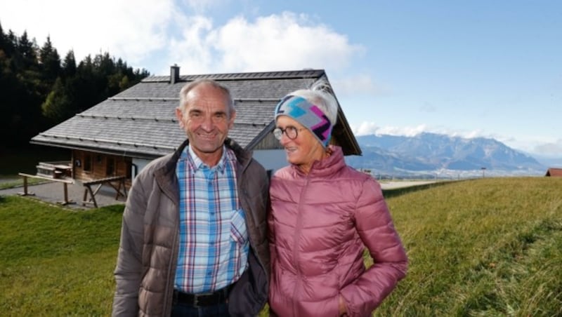 Sepp und Cecilia Prommegger genießen den Herbst am Trattberg. (Bild: Tschepp Markus)