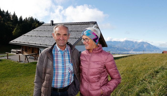 Sepp und Cecilia Prommegger genießen den Herbst am Trattberg.