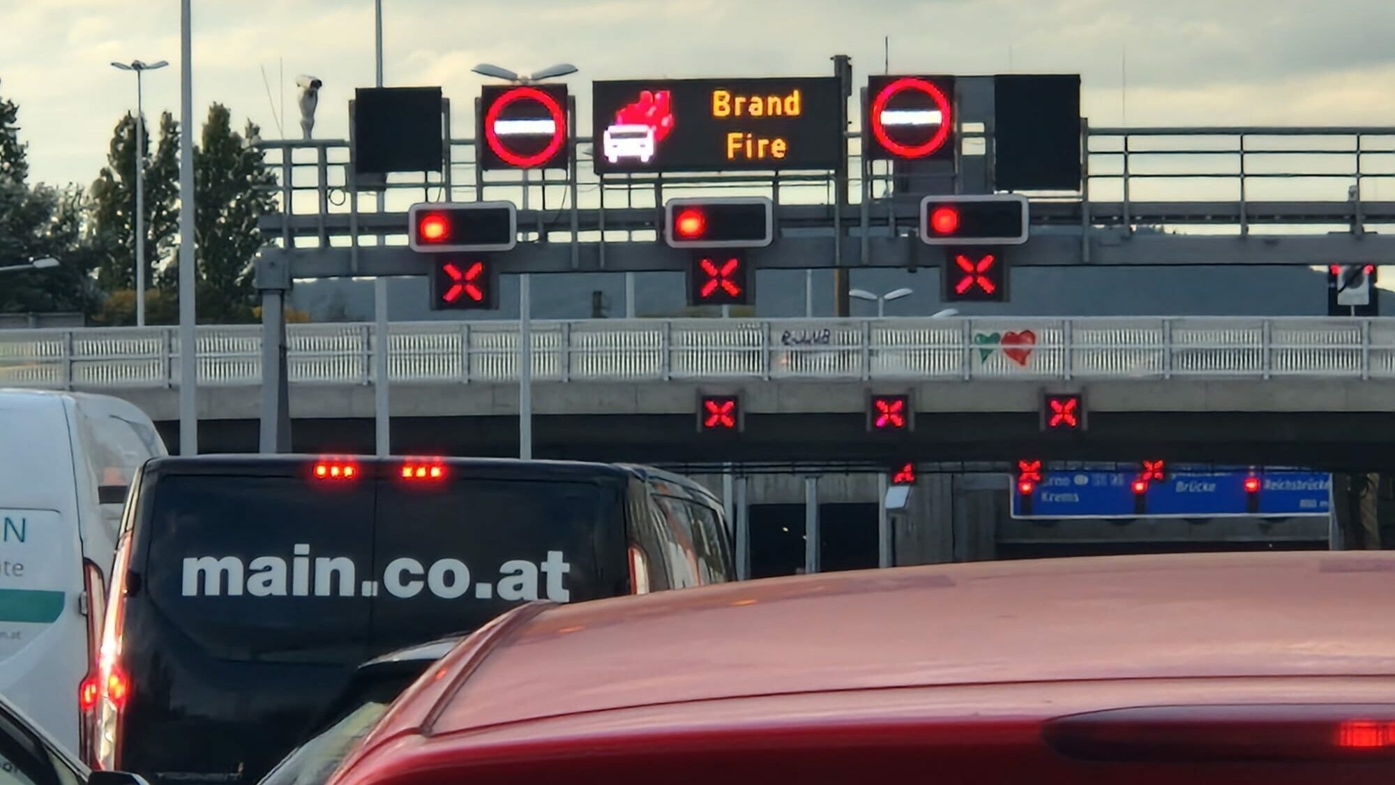 LKW Schuld Tunnel gesperrt Fehlalarm löst MegaStau aus krone.at