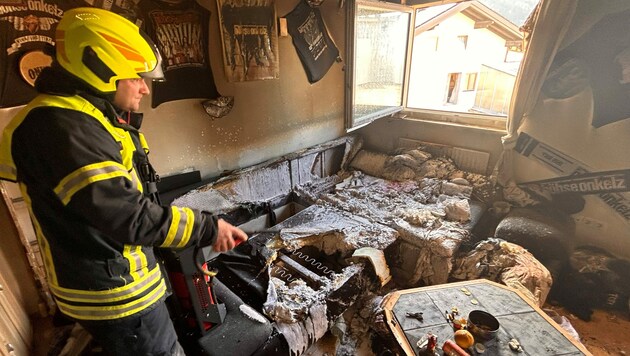 Die Wohnung wurde durch das Feuer stark beschädigt. (Bild: zoom.tirol)