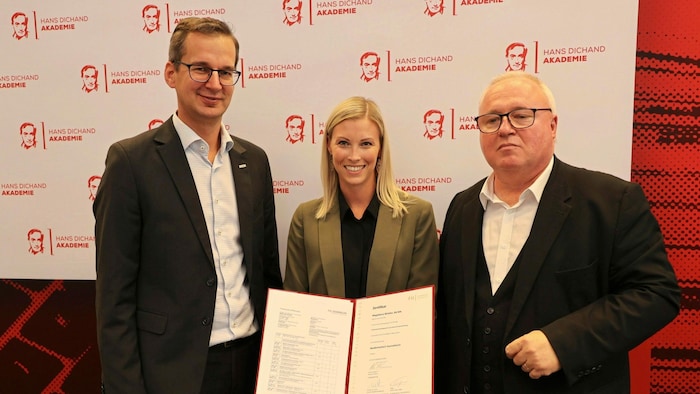 Magdalena Winkler (center) at the award ceremony for the final certificate