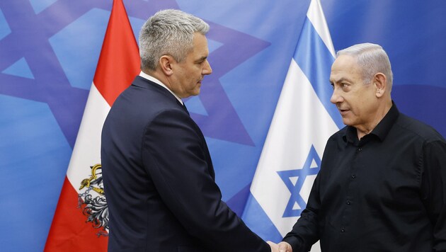Von links: Bundeskanzler Karl Nehammer und Israels Ministerpräsident Benjamin Netanyahu (Bild: BUNDESKANZLERAMT/DRAGAN TATIC)