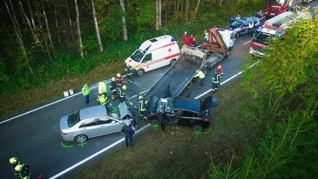 Ein Großaufgebot an Rettungskräften stand Mittwochmorgen am Unfallort im Einsatz. (Bild: Scharinger Daniel)