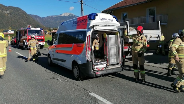 Die vier Insassen des Rettungsautos wurden leicht verletzt (Bild: zoom.tirol, Krone KREATIV)