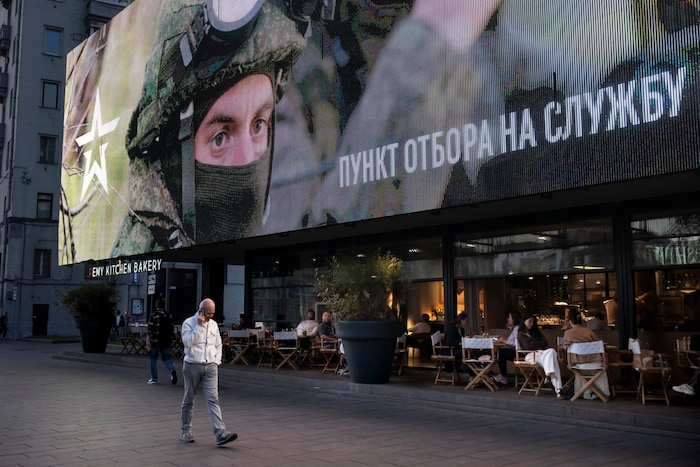 Ein riesiges Werbebanner der Armee in der Moskauer Innenstadt.