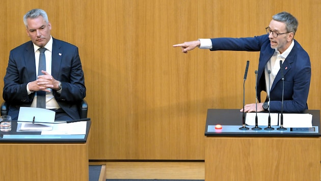 Bundeskanzler Karl Nehammer (ÖVP) und FPÖ-Chef Herbert Kickl (r.) (Bild: APA/ROLAND SCHLAGER)