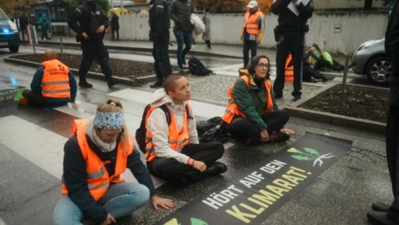 Blockade auf der Straße zum Innsbrucker Flughafen (Bild: Letzte Generation Österreich)