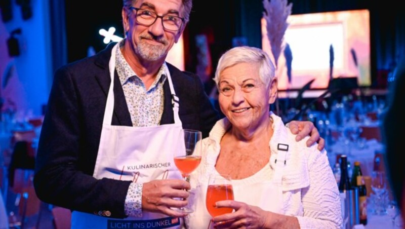 „Papa Putz“ Hubert Wolf und Jazz Gitti hatten schon vor Beginn der Veranstaltung bei einem Gläschen Aperitif eine große Gaudi. (Bild: Markus Wenzel)