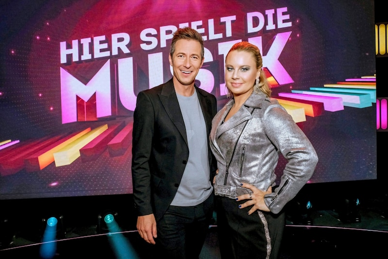 Durch die vier Showausgaben (3., 10., 17., 24. November) führt Lukas Schweighofer als Moderator und wird von Straßer mit zahlreiche Musikeinlagen samt Band an Bord begleitet. (Bild: ORF)