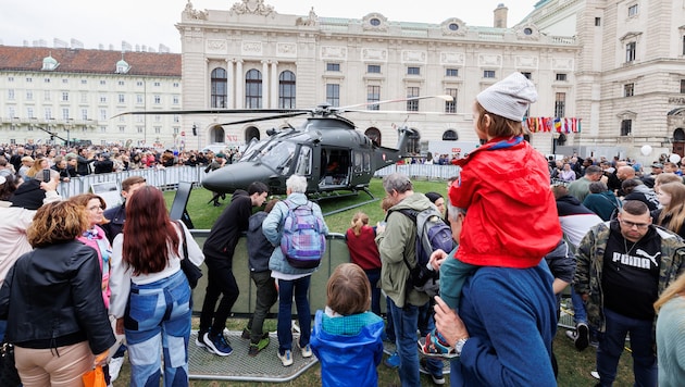 Thousands of visitors traditionally enjoyed a packed program at Vienna's Heldenplatz on 26 October. (Bild: APA/FLORIAN WIESER)