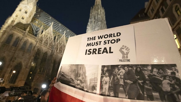 Die Solidarität der österreichischen Unterstützer der Palästinenser spürte und hörte man schon wenige Tage nach dem Massaker der Hamas auf dem Wiener Stephansplatz. (Bild: TOBIAS STEINMAURER / APA / picturedesk.com)