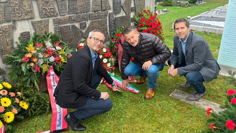 Stadtrat Franz Petritz, Bürgermeister Christian Scheider und Vize-Bürgermeister Philipp Liesnig beim Mahnmal. (Bild: Felix Justich)