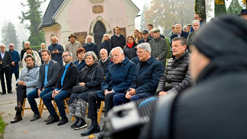 Alt-Bundeskanzler Franz Vranitzky (links neben LH Kaiser) war als Ehrengast bei der Gedenkfeier dabei. (Bild: LPD Kärnten/Bauer)