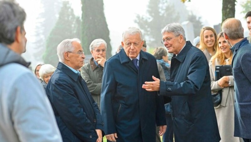 Mit Ex-Bundeskanzler Franz Vranitzky (mitte) nahm der Kärntner Landeshauptmann an der Gedenkfeier am Friedhof Annabichl teil. (Bild: LPD Kärnten/Bauer)