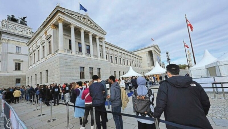 Vor dem Parlament gab es lange Warteschlangen. (Bild: Tomschi Peter)