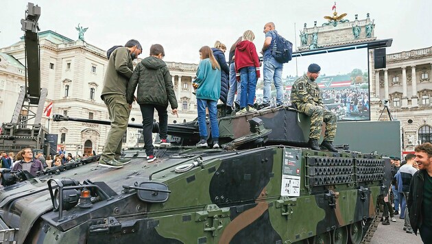 Die Panzer am Heldenplatz waren besonders beliebt. (Bild: FLORIAN WIESER / APA / picturedesk.com)