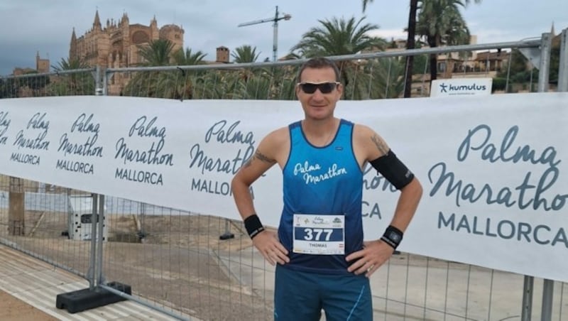 Posing in der Regenpause: Nasses Lauf-Erlebnis Marathon in Mallorca. (Bild: Appel)
