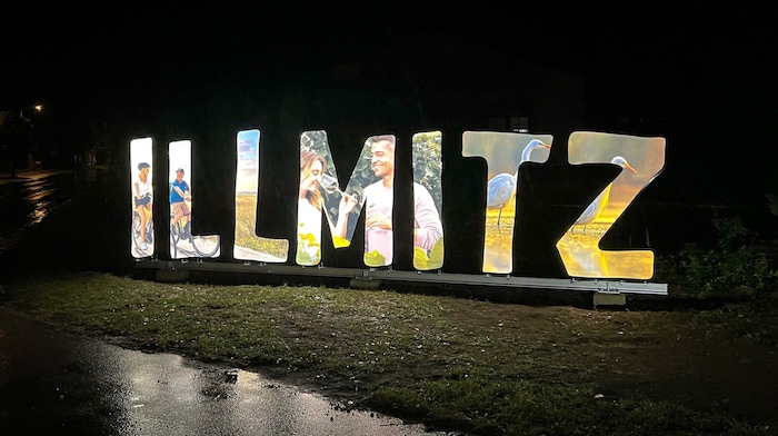 Nachts wird das Logo beleuchtet und somit zum echten Hingucker.