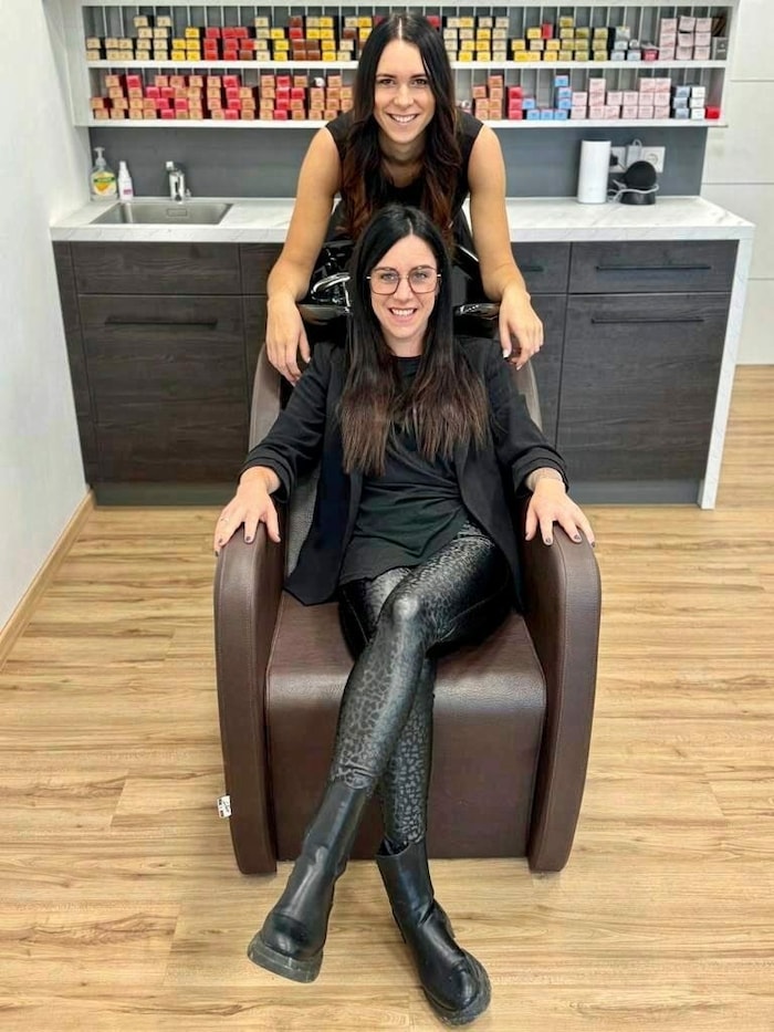 Friseurmeisterin Verena Buggelsheim freut sich über ihre neue Mitarbeiterin Sandra Winkler, die ...