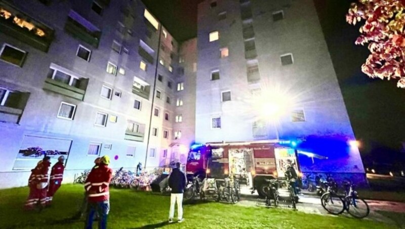 Die Feuerwehr und das Rote Kreuz waren am späten Donnerstagabend vor Ort. (Bild: Markus Tschepp)