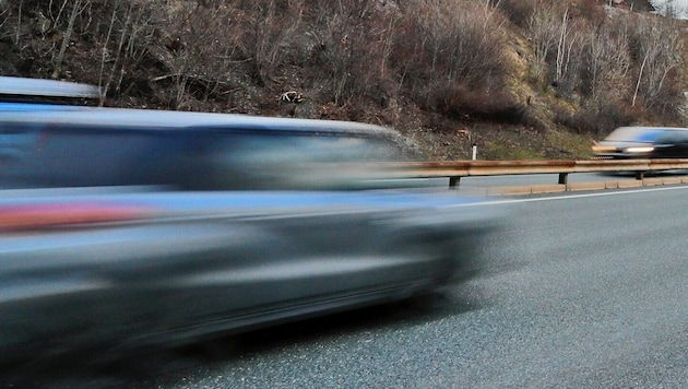 Der Bosnier soll nach eigenen Angaben die überhöhte Geschwindigkeit nicht bemerkt haben (Symbolbild). (Bild: Christof Birbaumer)