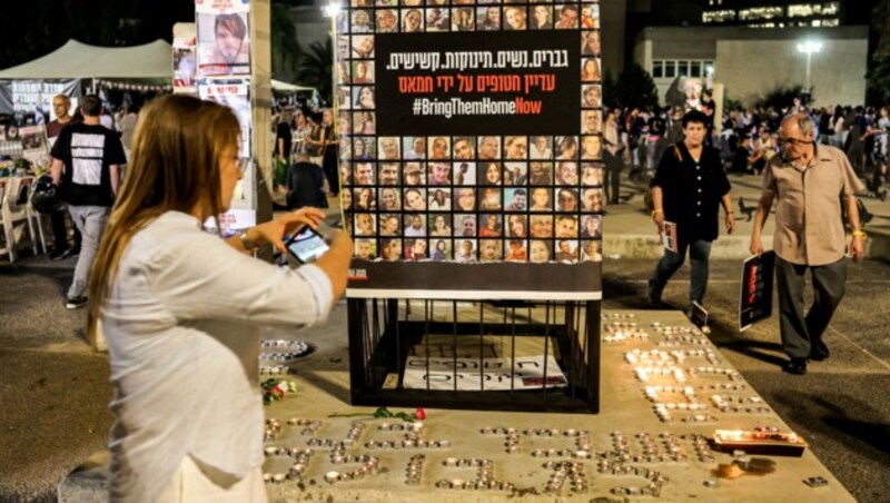 Mahnwache für die über 200 Verschleppten in Tel Aviv - „Bringt sie jetzt nach Hause“, wird gefordert. (Bild: APA/AFP/AHMAD GHARABLI)