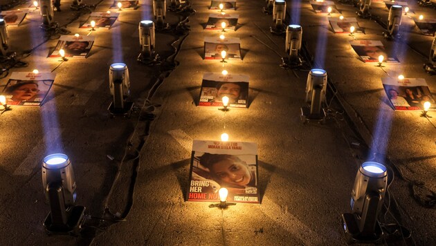 Eine Installation in Tel Aviv erinnert an die Entführten. (Bild: APA/AFP/AHMAD GHARABLI)
