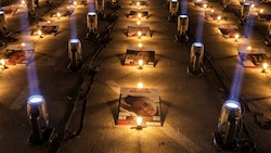 Eine Installation in Tel Aviv erinnert an die Entführten. (Bild: APA/AFP/AHMAD GHARABLI)