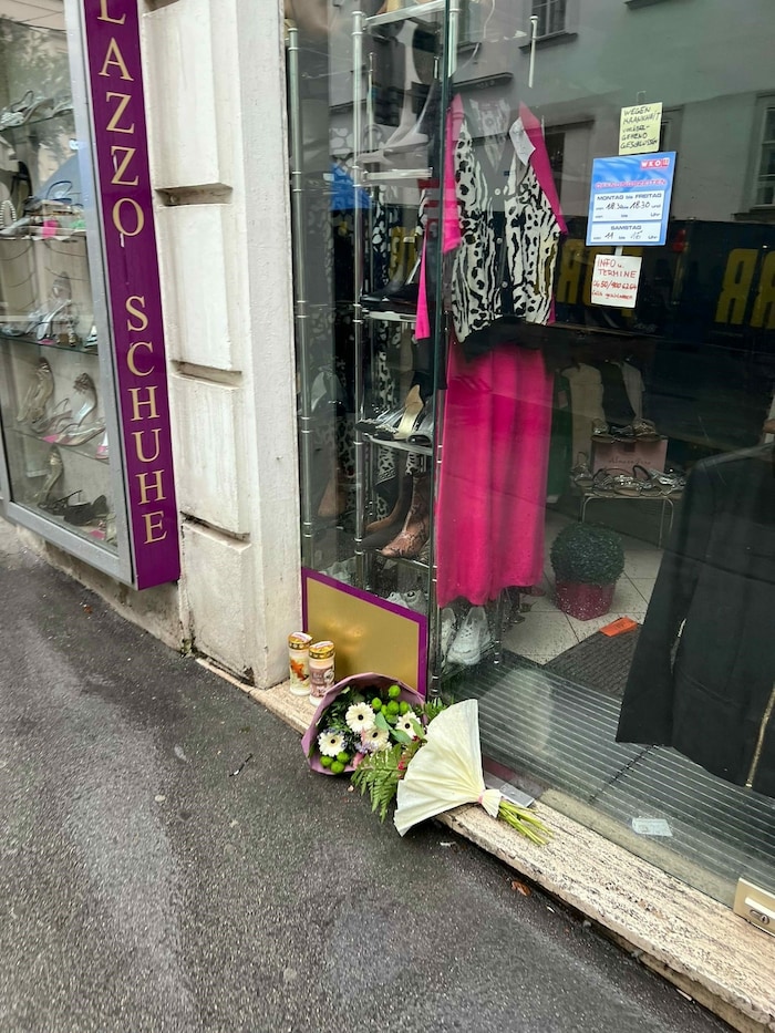 Vor Sonja Schönangers Shop in der Wiener City lagen am Freitagvormittag Blumen und wurden Kerzen ...