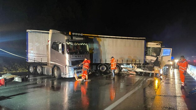Beide Lastwagen wurden durch den Crash massiv beschädigt. (Bild: zoom.tirol)