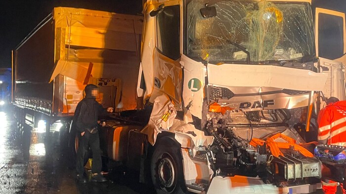 Aufgrund des Crashs musste die A12 gesperrt werden.