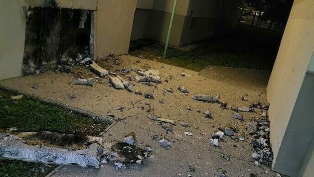 Durch die Explosion wurde die Hausmauer beschädigt. (Bild: LPD Wien)