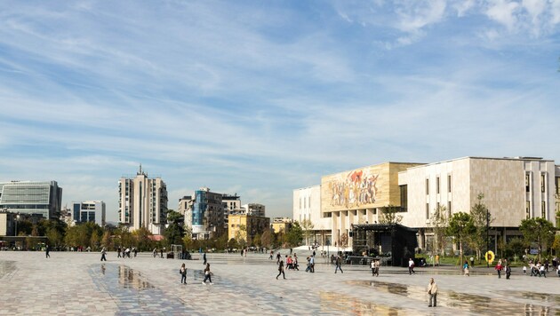 Tirana - die Hauptstadt Albaniens - zieht junge Menschen an. Am Land dominiert Überalterung. (Bild: tostphoto - stock.adobe.com)