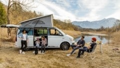 Mitten in der Natur und doch alles dabei, was gebraucht wird. Ein VW-Bus macht’s möglich. (Bild: MyVantures/Sara Tomic)