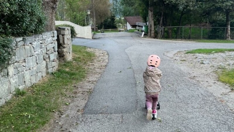 Bewegung darf auch im Campingurlaub nicht fehlen: Platz im Bus gab’s zum Glück genug - im Kofferraum hatte auch der Roller noch Platz. (Bild: Elisabeth Nachbar)