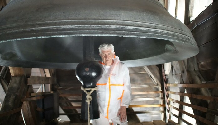 Bill Fontana im Turm von Notre Dame: „Die Glocken haben das Feuer überlebt, sind aber stumm.“