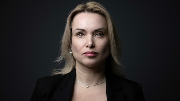 „Die Justiz hat beschlossen, mich fertigzumachen, weil ich keine Angst habe und die Dinge beim Namen nenne“, ist sich die russische Journalistin Marina Owsjannikowa sicher. (Bild: APA/AFP/JOEL SAGET)